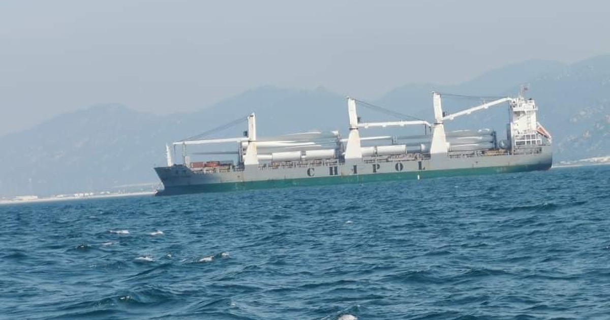 Bình Thuận: Thủy thủ 2 tàu chở cánh quạt điện gió cập cảng Vĩnh Tân không được lên bờ