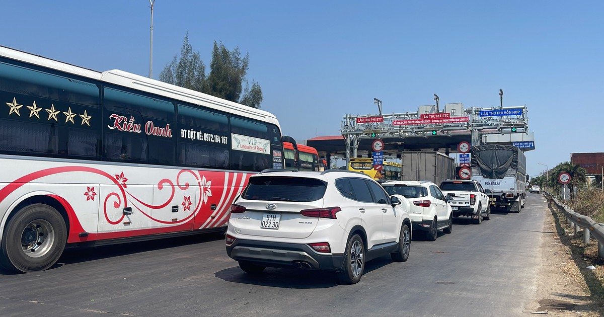 Bình Thuận: Người về quê ăn tết tăng, ô tô xếp hàng dài ở trạm thu phí Sông Phan