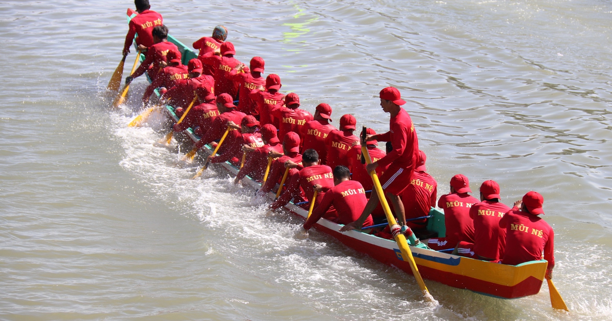 Lễ hội đua thuyền truyền thống ‘dậy sóng’ sông Cà Ty mùng 2 Tết Quý Mão