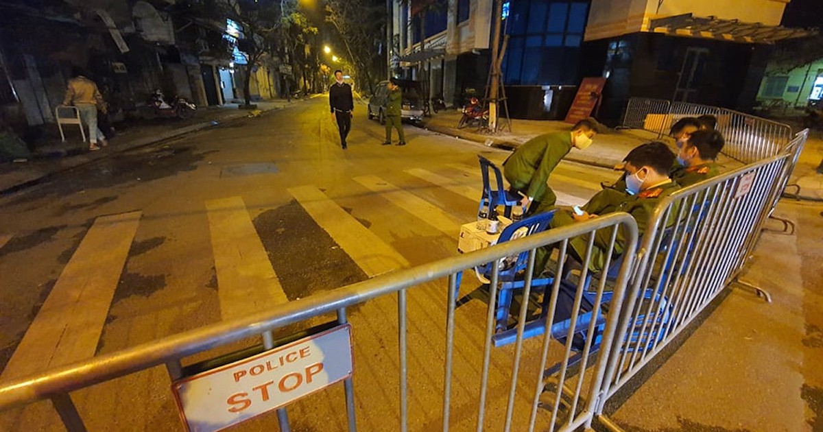 Lấy mẫu xét nghiệm 27 người tiếp xúc gần với cô gái dương tính Covid-19