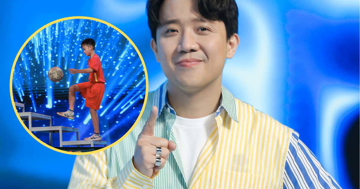 Trấn Thành 'nín thở' trước cậu bé vừa tâng bóng vừa leo cầu thang