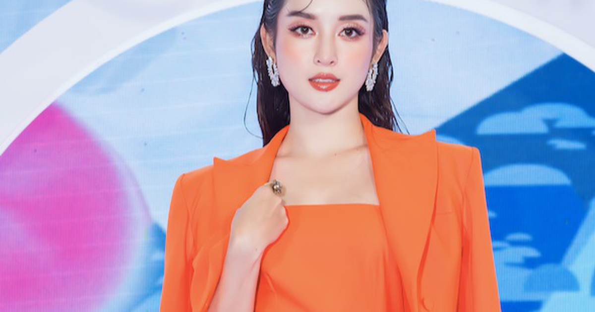 Huyền My, Lương Thanh khoe nhan sắc ngọt ngào