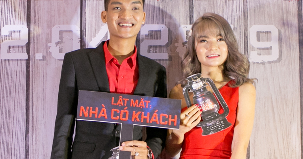 Mạc Văn Khoa dắt theo bạn gái đến dự ra mắt phim