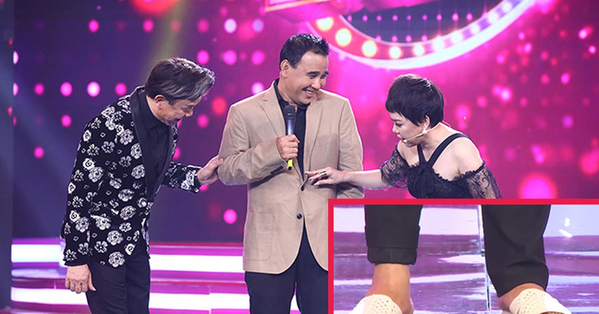 Việt Hương 'hoảng hốt' khi thấy Quyền Linh mặc vest mang dép tổ ong dẫn chương trình