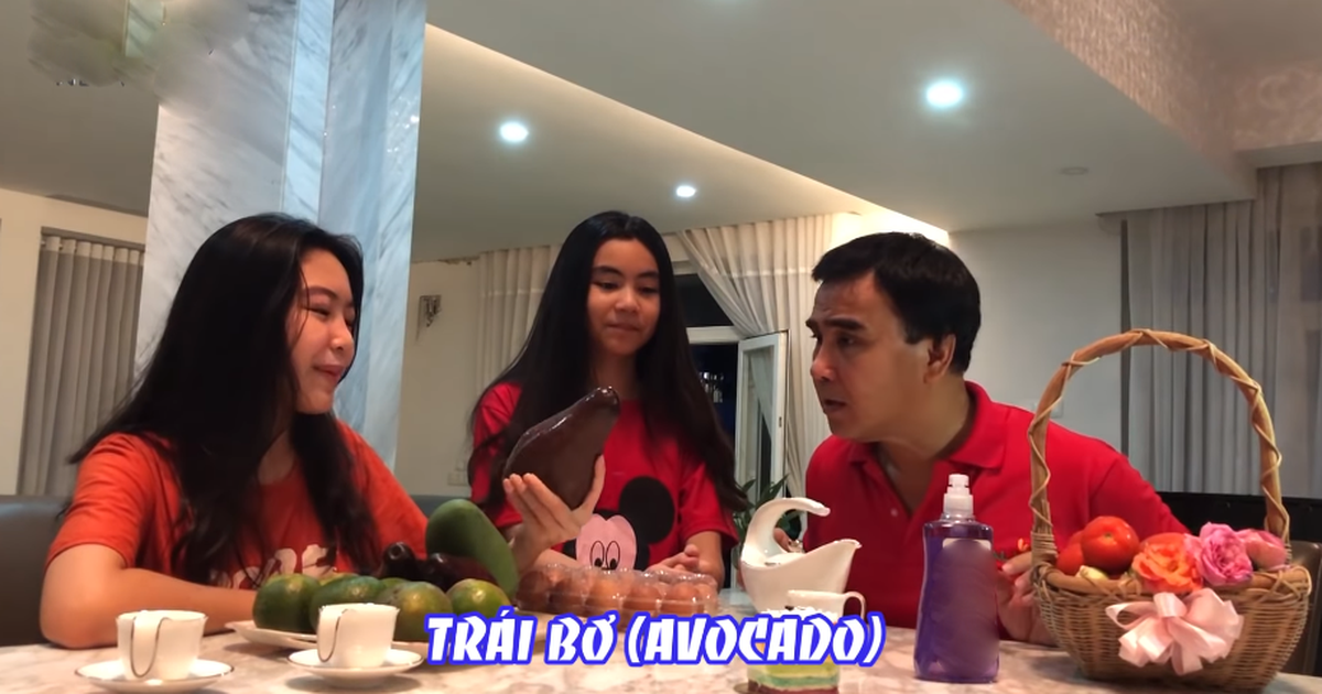 Quyền Linh khoe được hai con gái xinh đẹp dạy tiếng Anh tại nhà