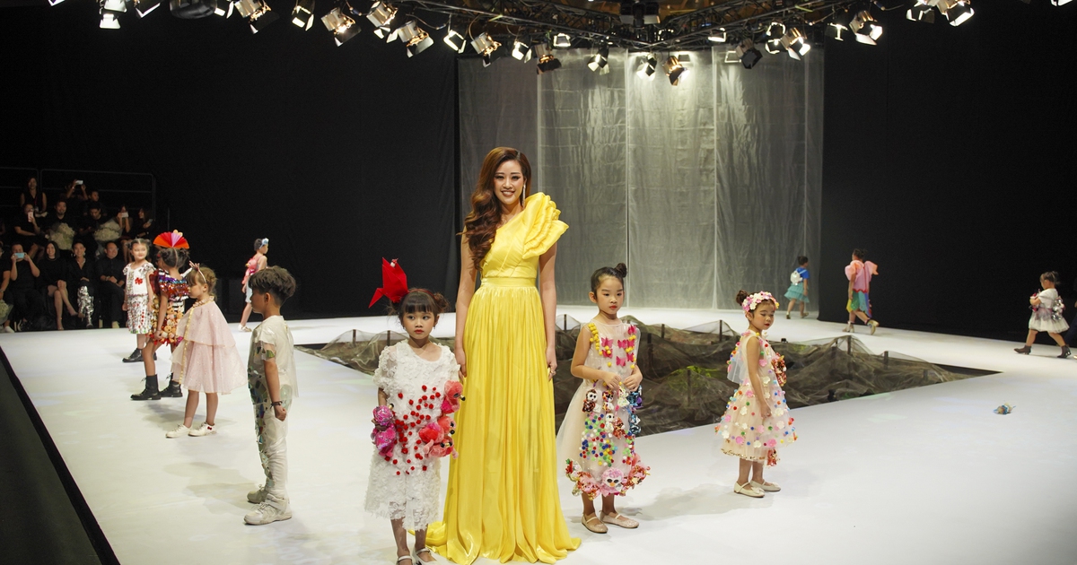 Hoa hậu Khánh Vân diễn thời trang cùng mẫu nhí