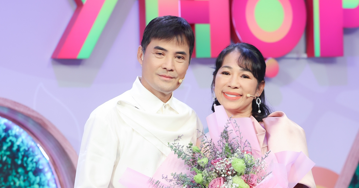 'Ông hoàng nhạc sến miền Tây' Chế Thanh bế vợ lên sân khấu