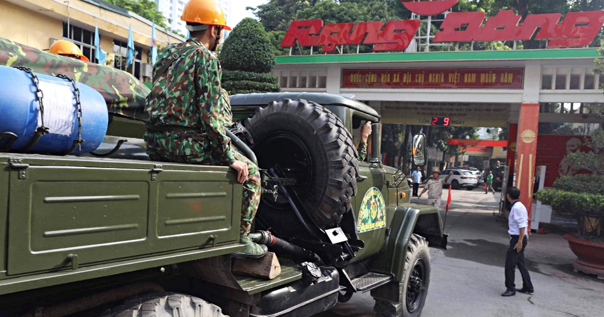Binh chủng Hóa học đang tẩy độc nhà máy Rạng Đông
