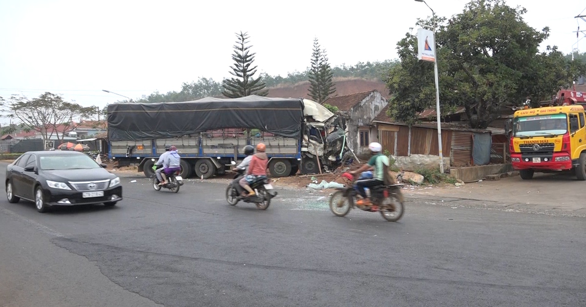 Bình Phước: Xe tải va chạm xe khách trên quốc lộ 14 làm 6 người bị thương