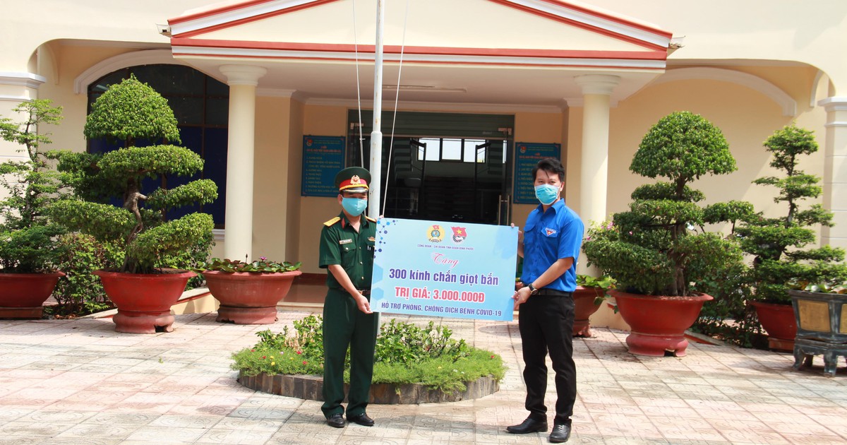 Tiếp tục hỗ trợ khẩu trang, nước rửa tay... cho tuyến đầu phòng, chống dịch Covid-19