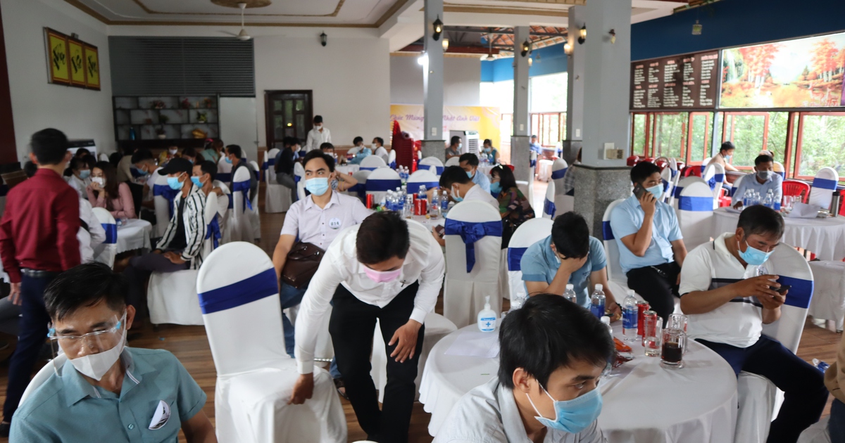 Bình Phước: Hàng trăm người tụ tập bất chấp quy định phòng chống dịch Covid-19