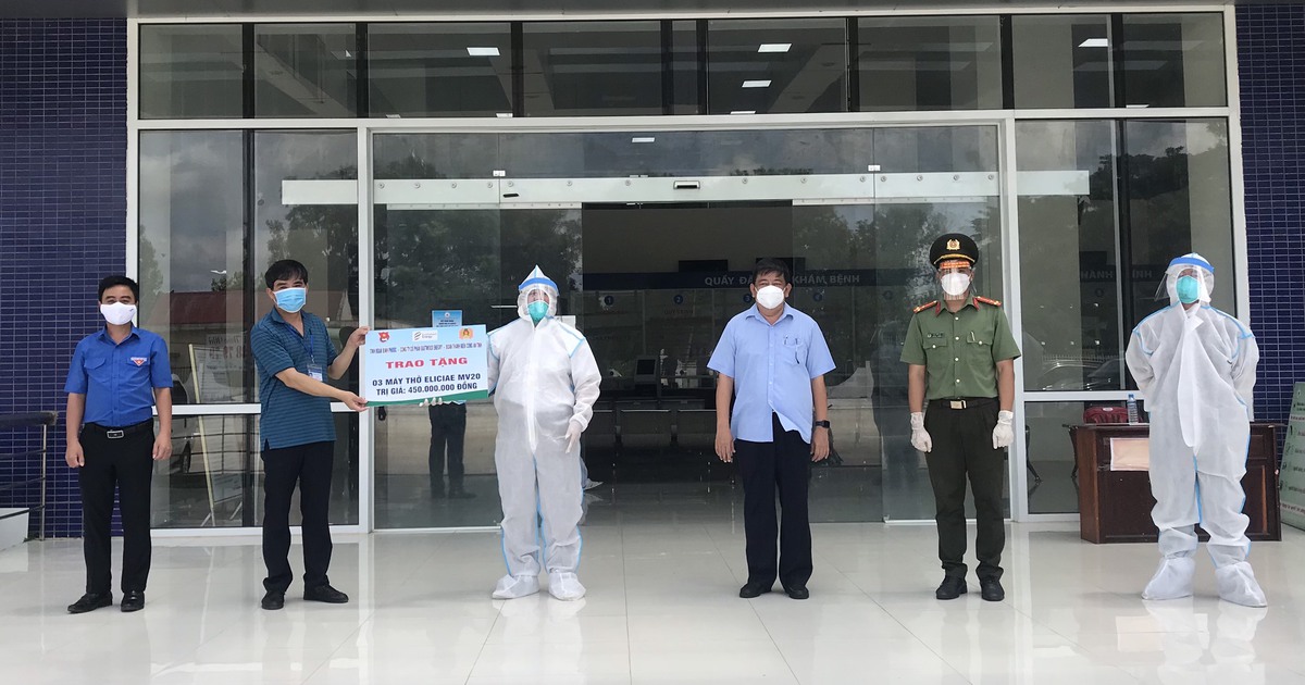 Thanh niên Bình Phước vận động, trao tặng 3 máy thở cho bệnh viện