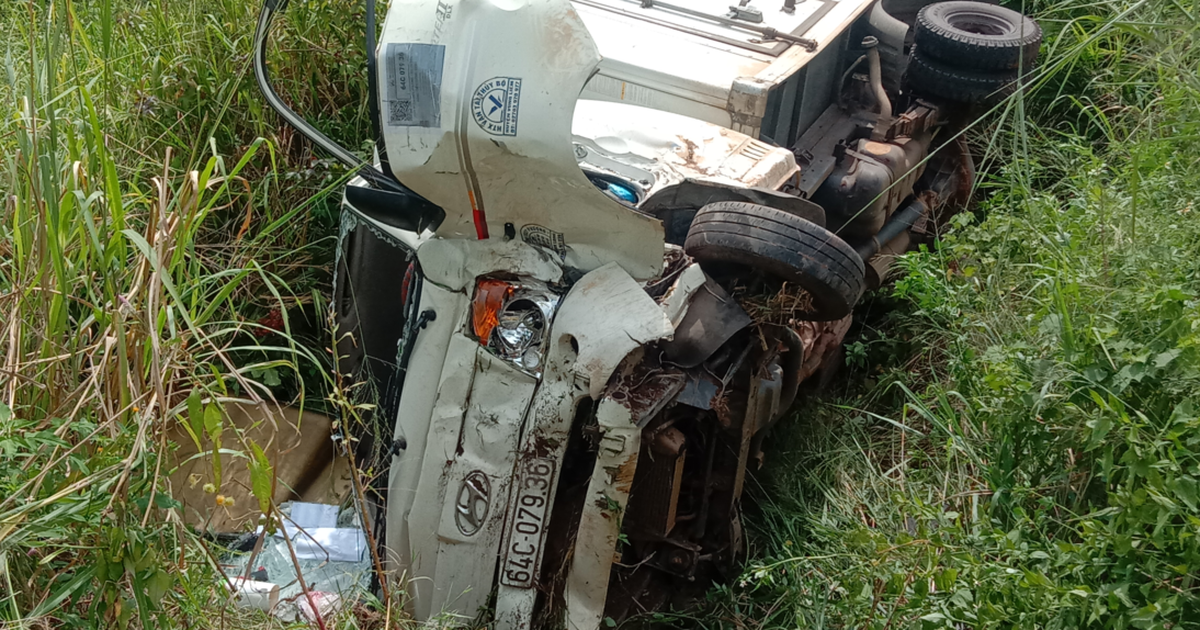 Bình Phước: Giải cứu 2 người kẹt trong cabin xe chở thiết bị y tế bị lật