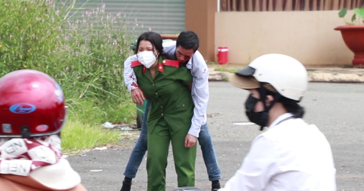 Nữ sinh trường cảnh sát cõng người đàn ông bị nạn đang trên đường về quê