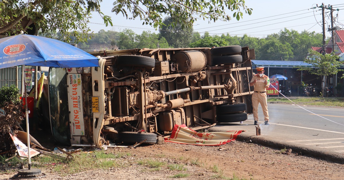 Bình Phước: Xe tải lật, đè lên xe máy khiến 1 người tử vong tại chỗ