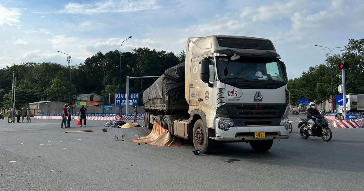 Bình Dương: 4 người tử vong trong vụ tai nạn giữa xe đầu kéo và xe máy