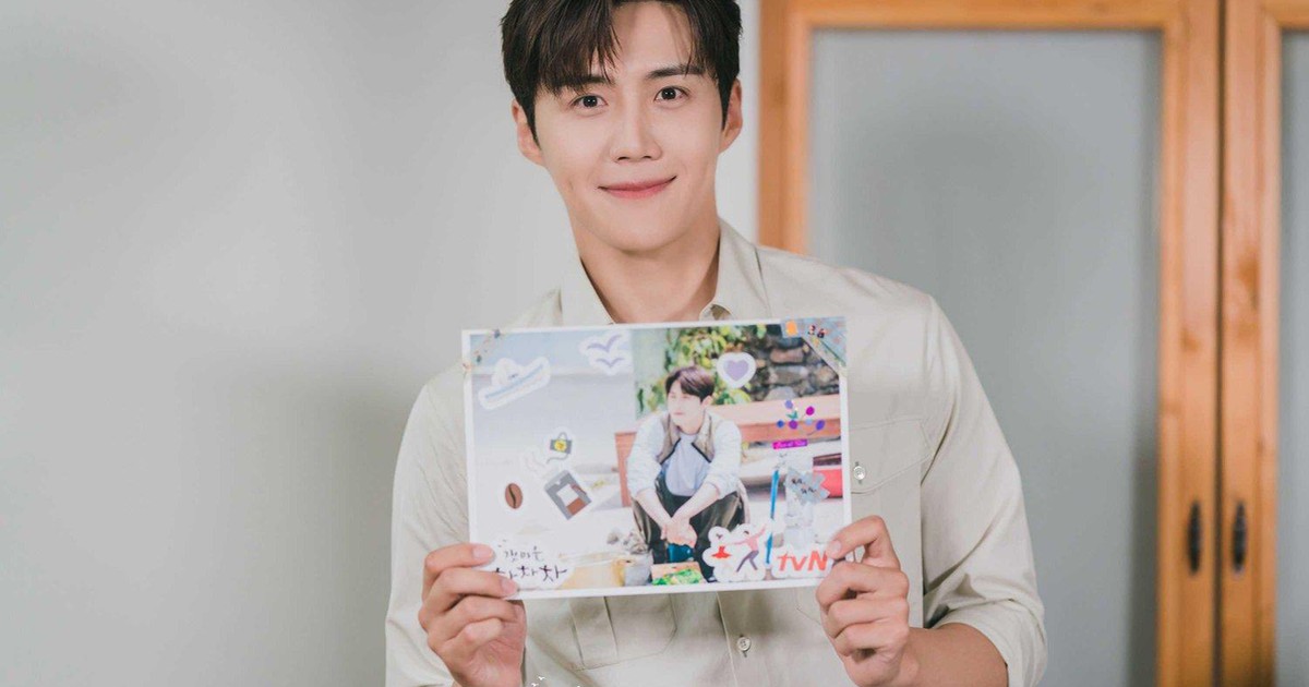 Công ty quản lý nói gì về tin đồn Kim Seon Ho ép bạn gái phá thai?