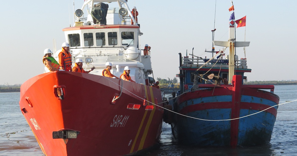 Cứu hộ thành công 6 thuyền viên tàu cá gặp nạn trên biển