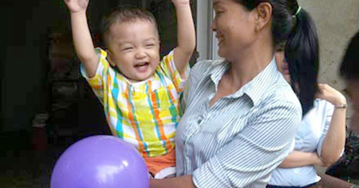 Thăm và tặng quà tết cho bé trai bị bỏ quên trên taxi