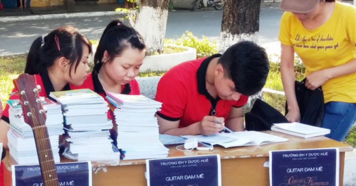 Hòa tấu guitar huy động tập vở tặng học sinh nghèo