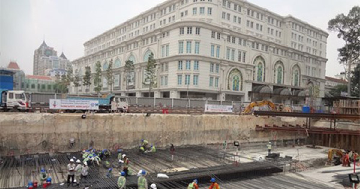 Đào hở để thi công metro từ ga Bến Thành đến ga Nhà hát TP