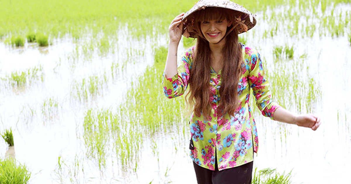 ‘Gái Tây’ Andrea Aybar diện áo bà ba lội ruộng như gái quê