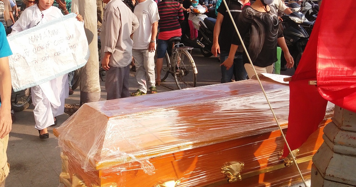 Bà chủ khách sạn đem quan tài đặt trước ngân hàng: 'Hết cách mới làm thế'