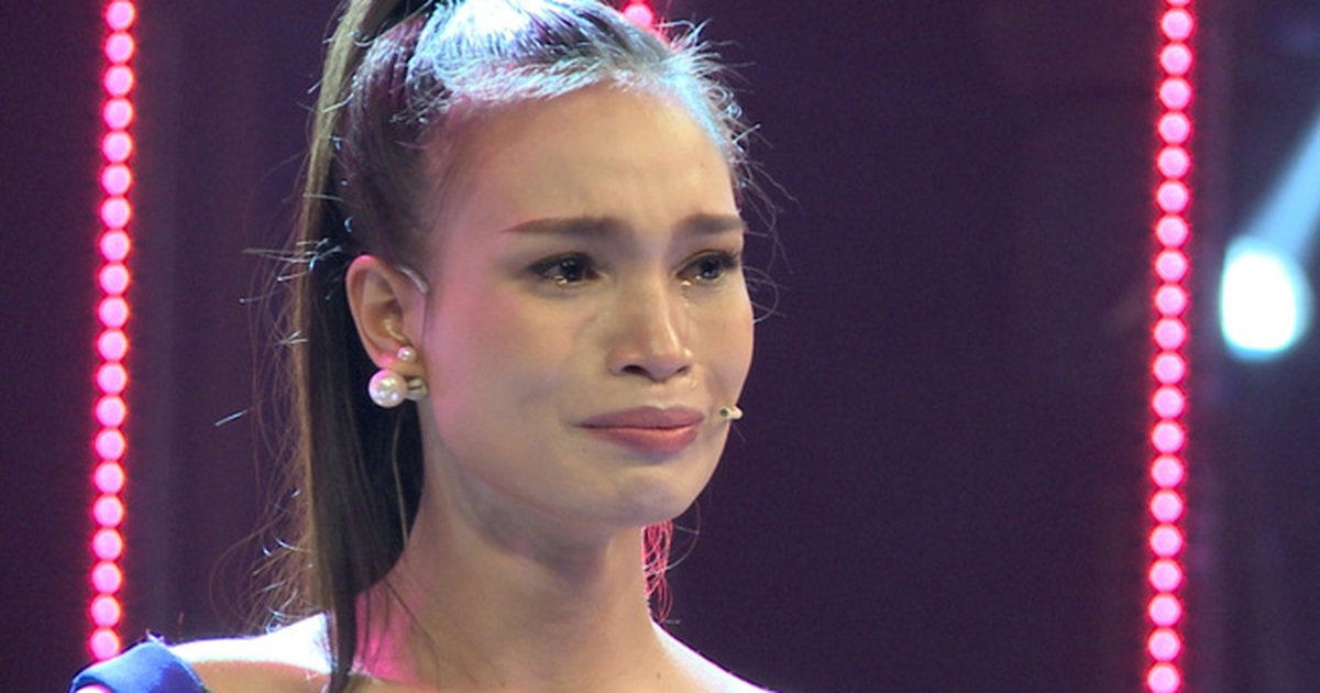 Thí sinh Hoa hậu Việt Nam 2016 bật khóc kể về tuổi thơ cơ cực