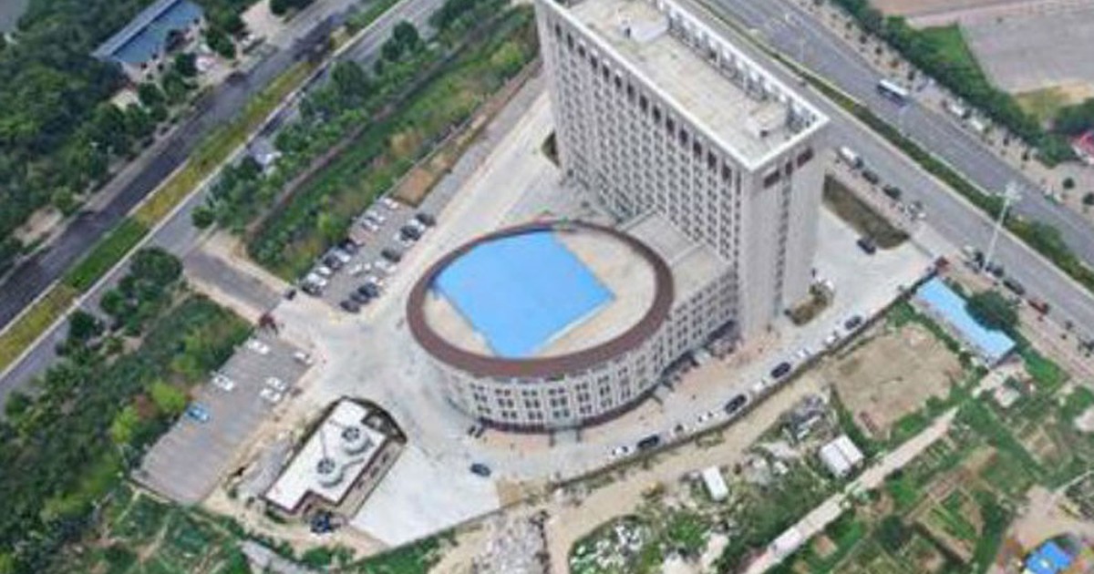 Trường đại học ở Trung Quốc trông như 'bồn cầu khổng lồ'