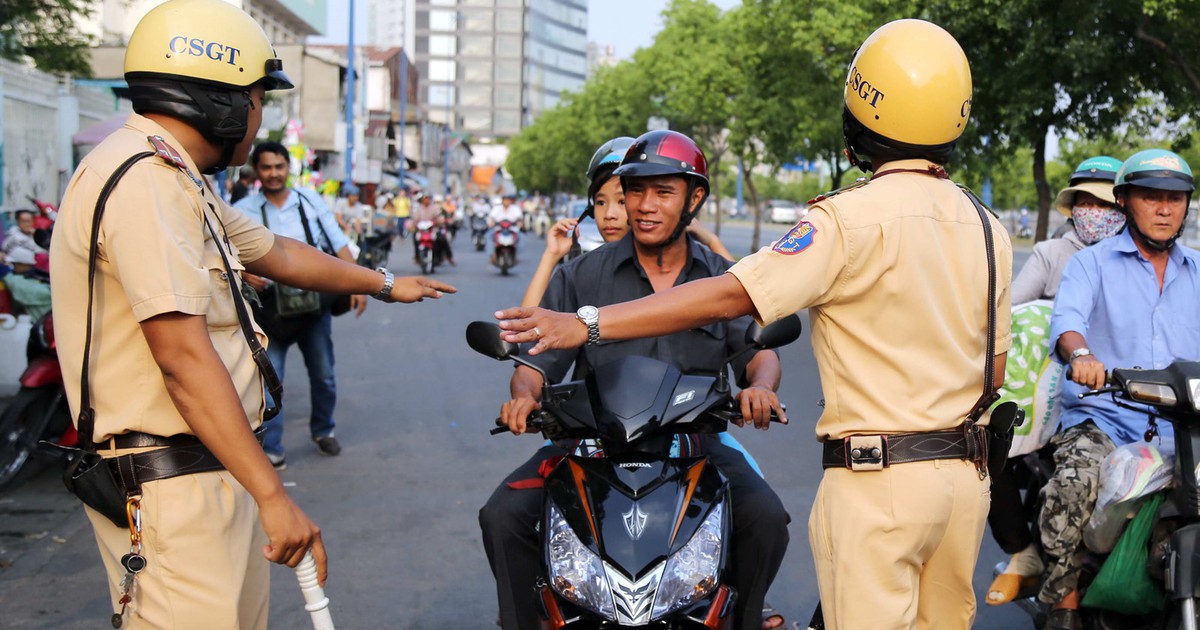 CSGT đang tuần tra bị ném gạch vỡ xương đầu gối