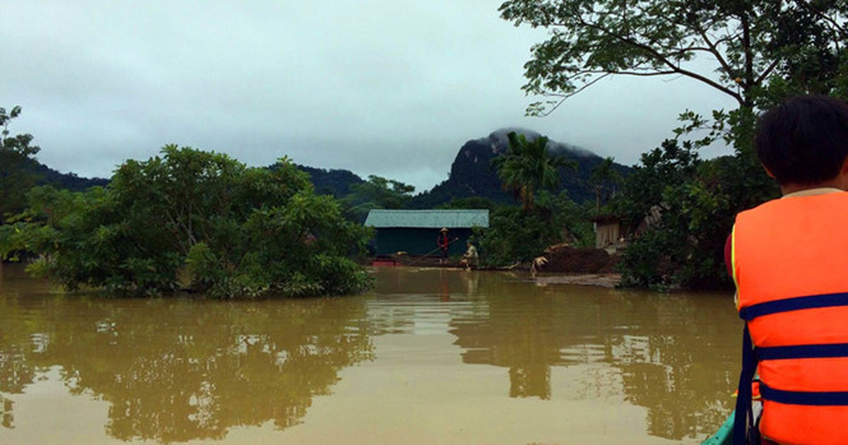 Lũ ở miền Trung: Nhà dân ngập sâu, đường sắt ách tắc, nhiều tàu thuyền gặp nạn
