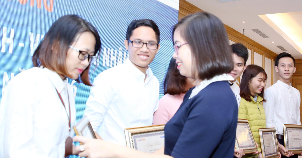 Trao học bổng Nguyễn Thái Bình - Báo Thanh Niên cho sinh viên xuất sắc