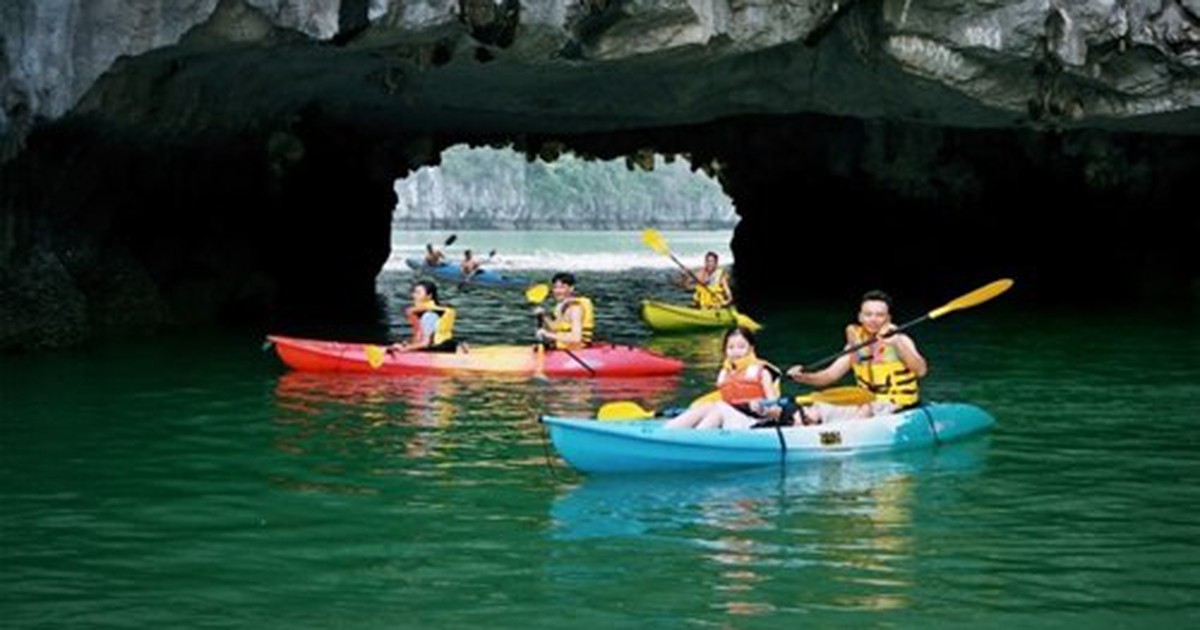 Dừng dịch vụ chèo thuyền kayak trên vịnh Hạ Long