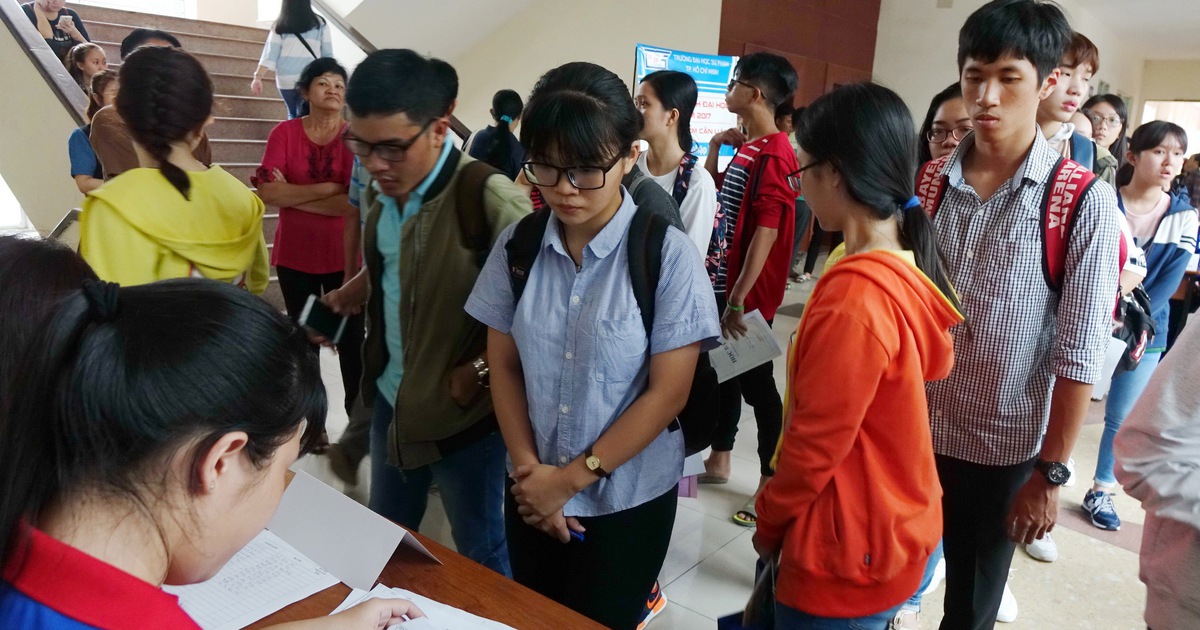 Điểm chuẩn sư phạm giảm sút: Khi cung vượt cầu