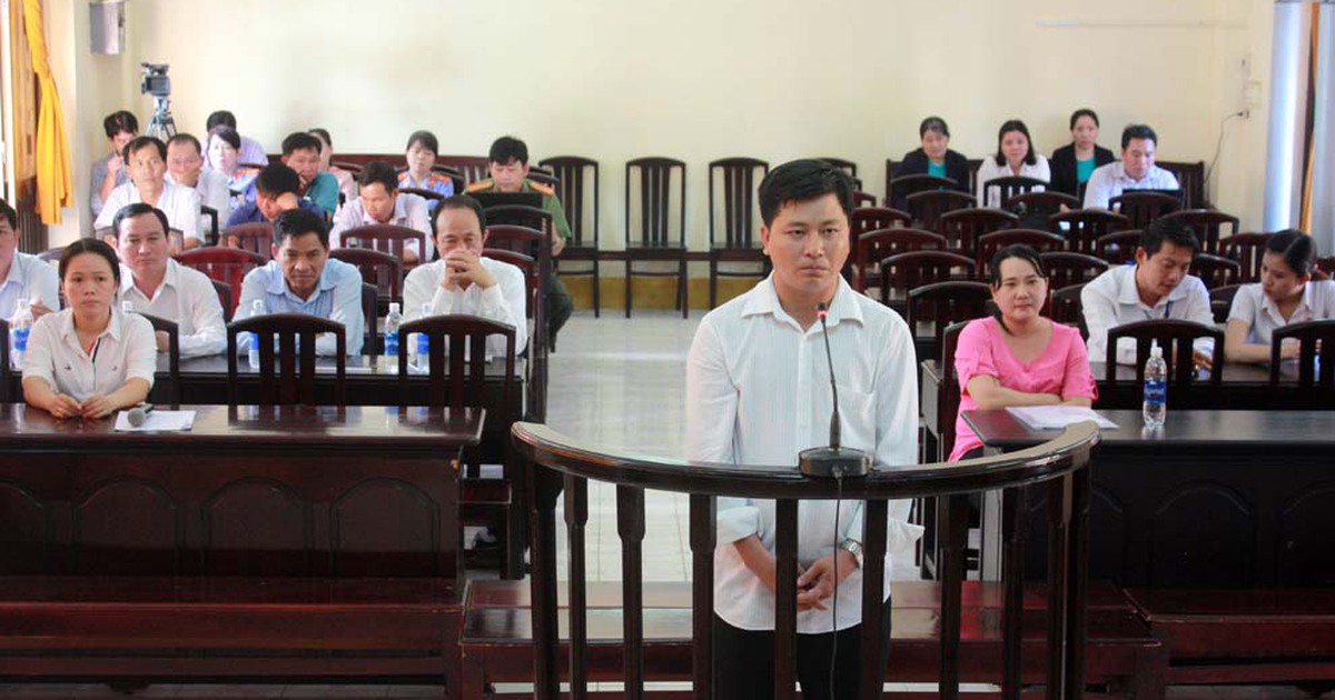 Chiếm đoạt tiền của giáo viên, nguyên kế toán nhận 17 năm tù