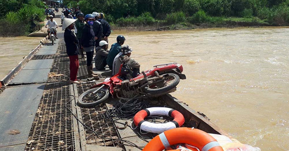 'Thấy con trôi trước mặt, tôi cố bơi theo cứu con mà không thể'