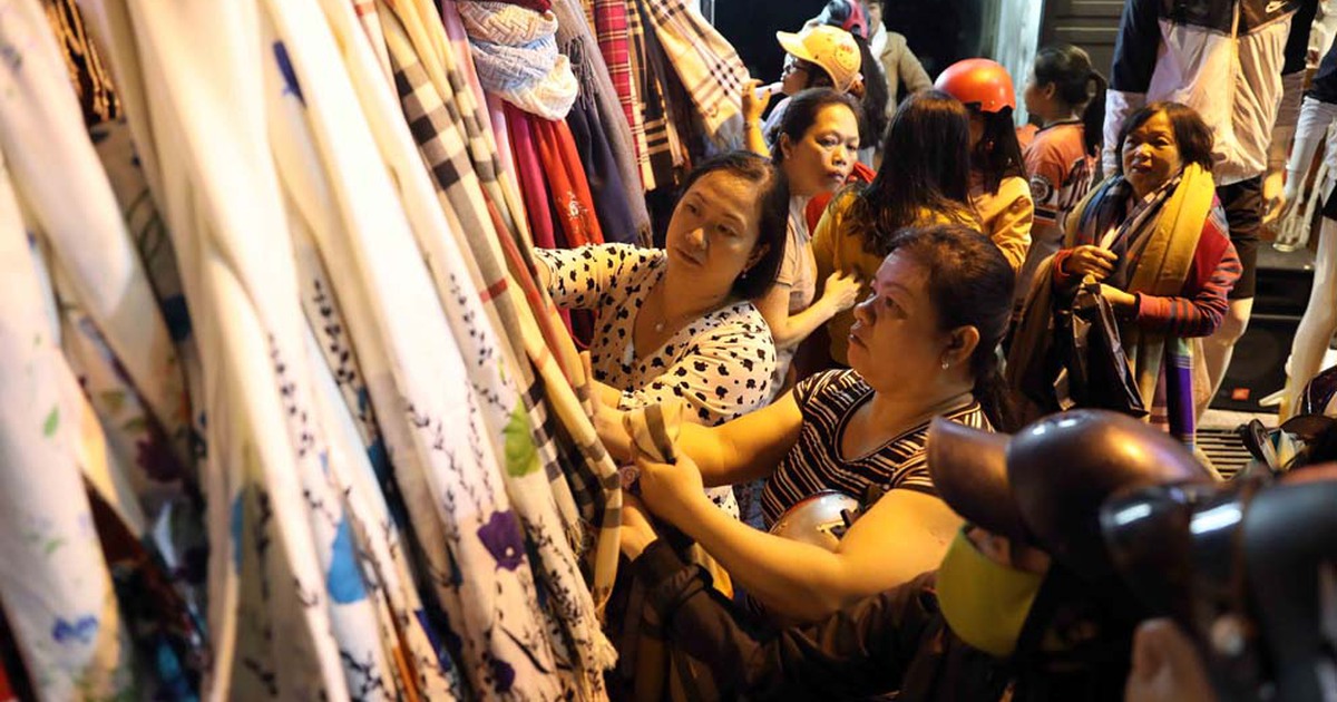 Lạnh mùa đông về, người Sài Gòn ùn ùn mua áo chống rét