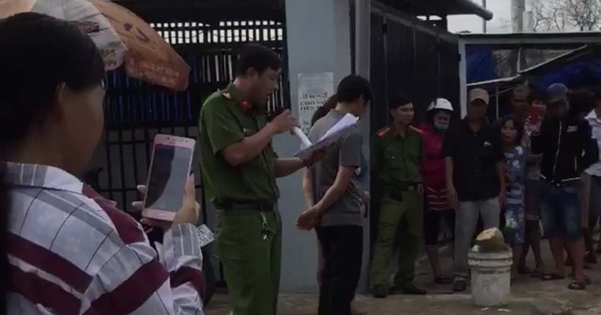 Công an 'bêu tên' người mua, bán dâm ngoài đường