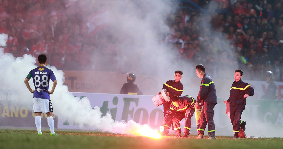 Pháo sáng trên sân Hàng Đẫy: Hạt sạn to giữa 'bữa tiệc' ngon