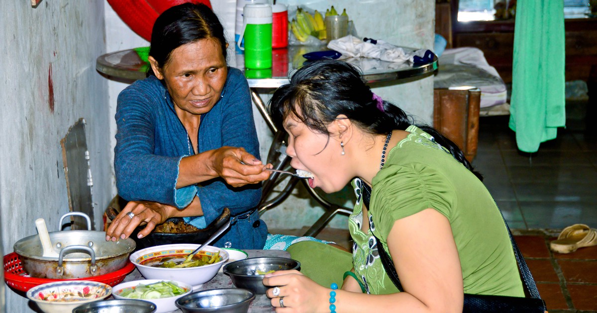 Người vợ bệnh tật vất vả lo cho chồng, con bị mù