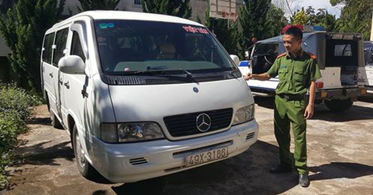 Tông thẳng ô tô vào công an đang làm nhiệm vụ