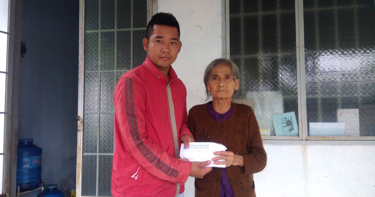 Trao tiền bạn đọc hỗ trợ lần 2 cho cụ Phạm Thị Đương