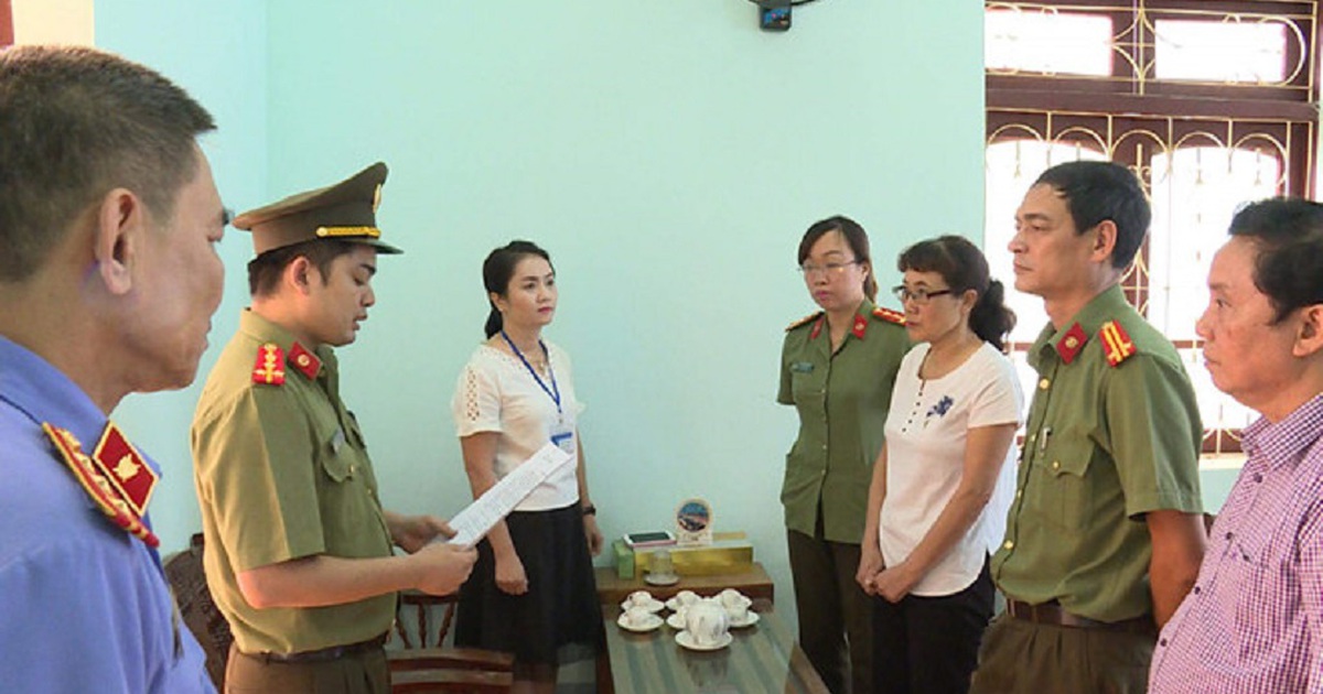 Cả Ban Giám đốc Sở GD-ĐT Sơn La 'nhúng chàm'