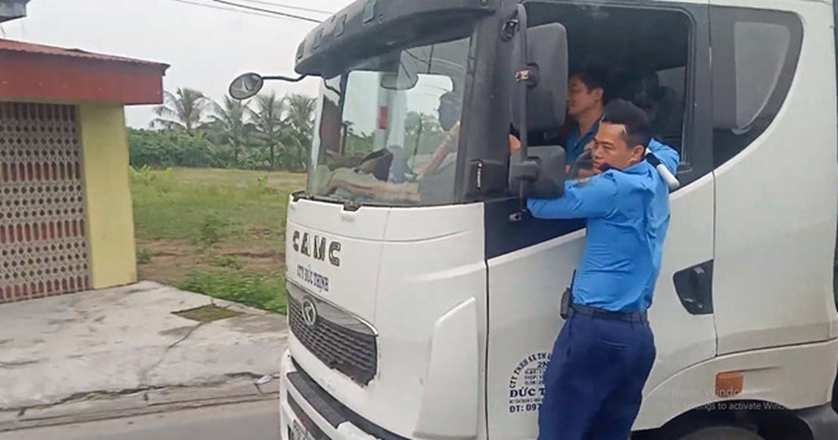 Xe quá tải tháo chạy, thanh tra giao thông phải 'đánh đu' gần 3 km