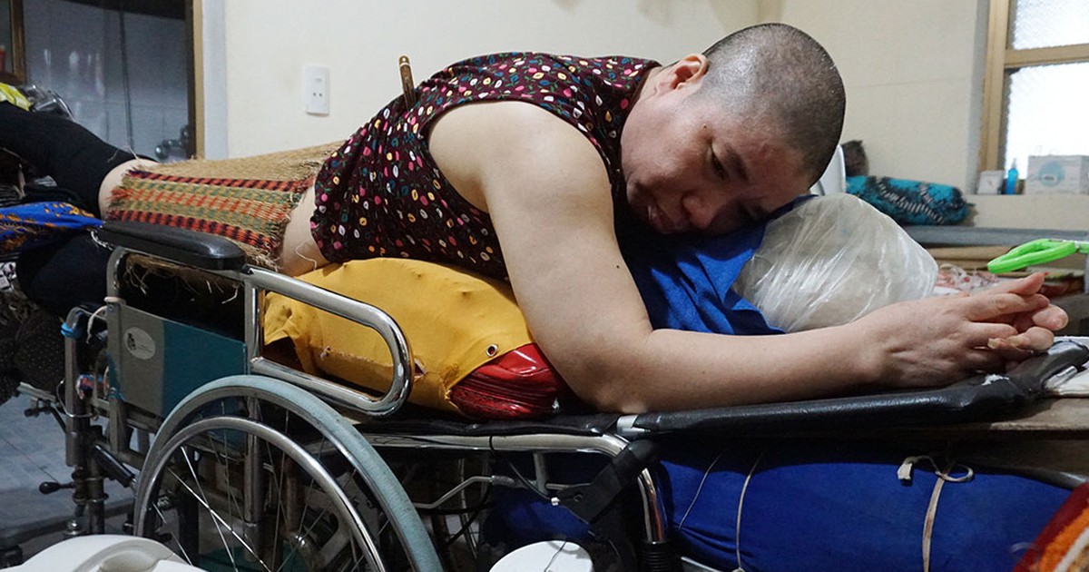 Lá lành đùm lá rách: Gần 10 năm nằm liệt giường