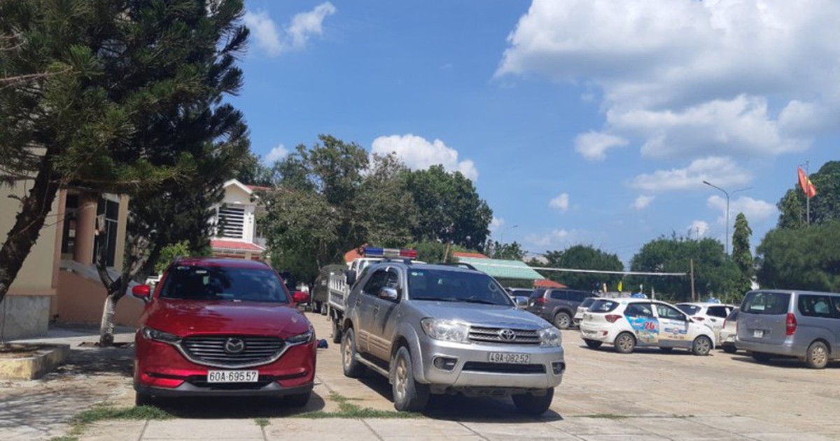 Bắt nhóm đánh bạc giữa lưng đèo Đại Ninh, tạm giữ 12 ô tô