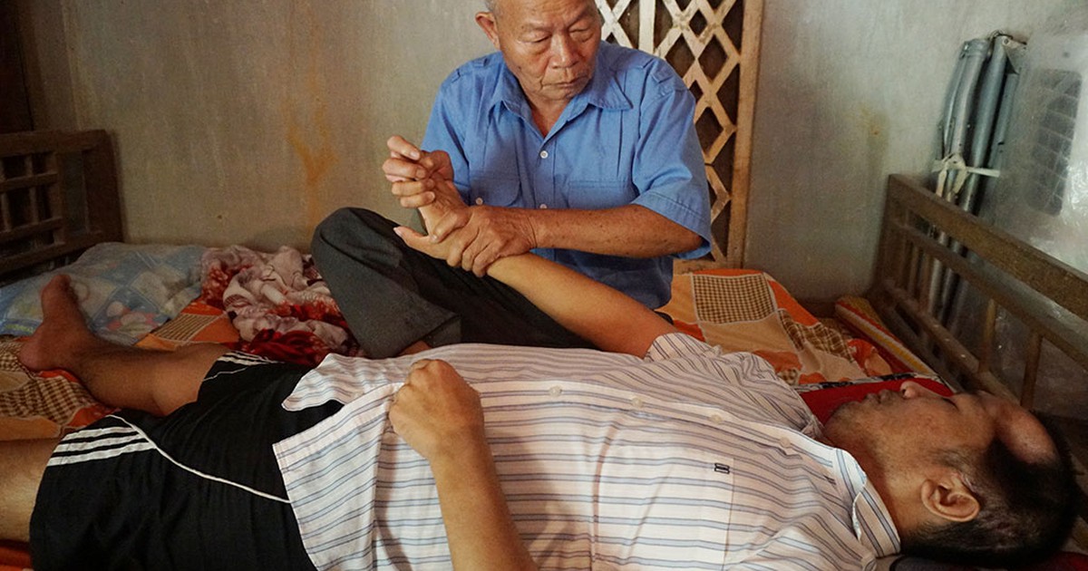 Lá lành đùm lá rách: Vợ chồng già không có tiền lắp lại vỏ não cứu con