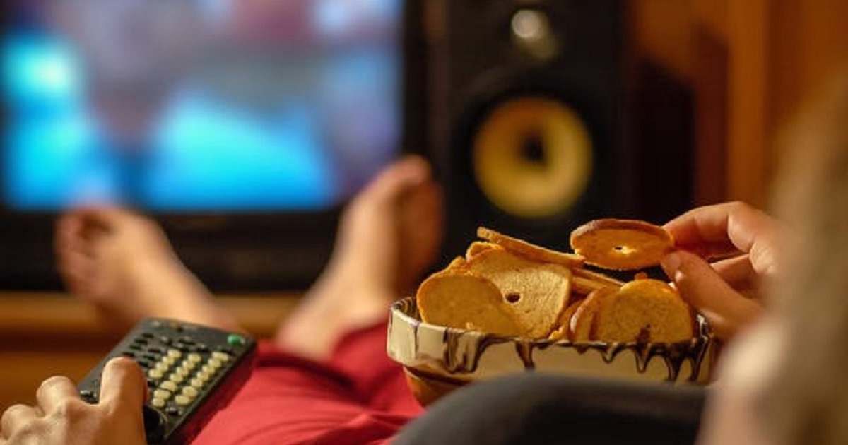 Vừa ăn vừa xem tivi gây hại như thế nào?