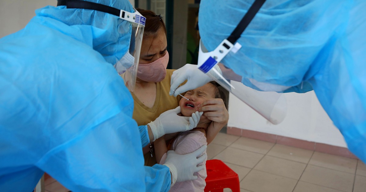 Nguy cơ lây nhiễm từ việc đổ xô đi khai báo