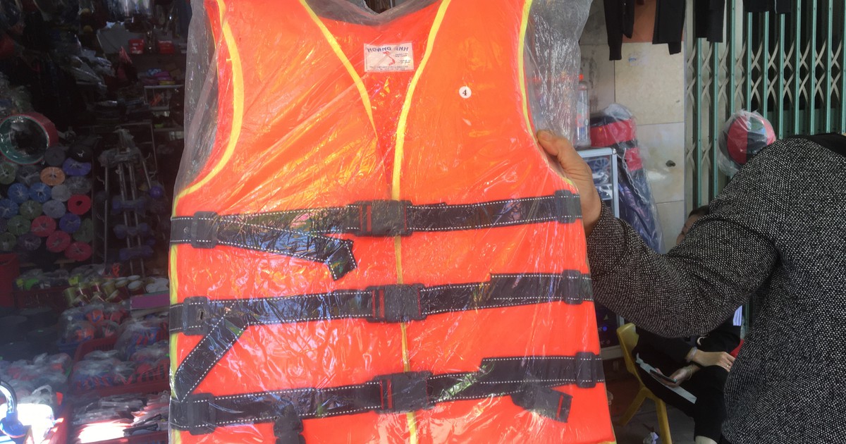Áo phao tại Hà Nội hiếm hàng, giá tăng: Không phải 'lợi dụng lũ lụt để tăng giá đâu'